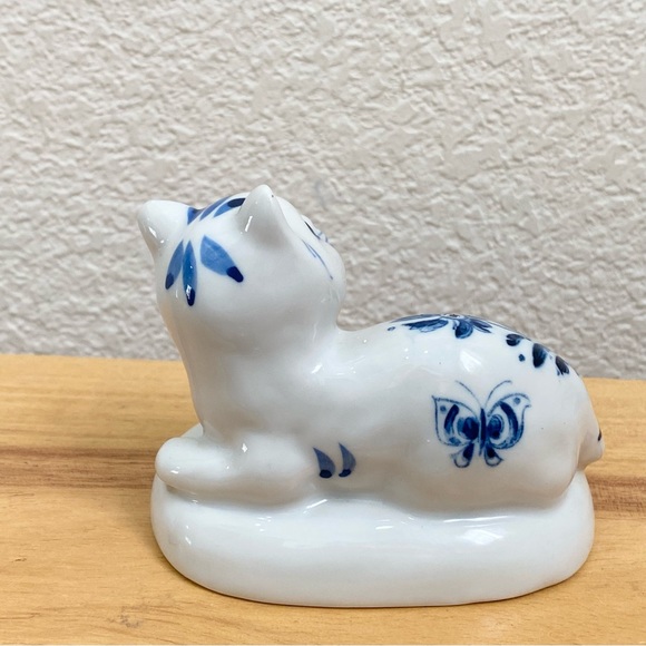 Vintage San Francisco Music Box Co. Blue & White Porcelain Musical Figurine - Picture 6 of 13